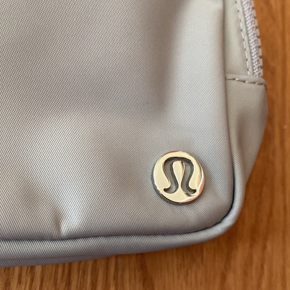 ❤️ Lululemon Large Everywhere Bag in Silver Drop NWT - Picture 4 of 7